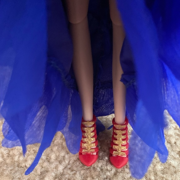 DISNEY DESCENDANTS EVIE ROYAL CORONATION DOLL - Picture 4 of 5